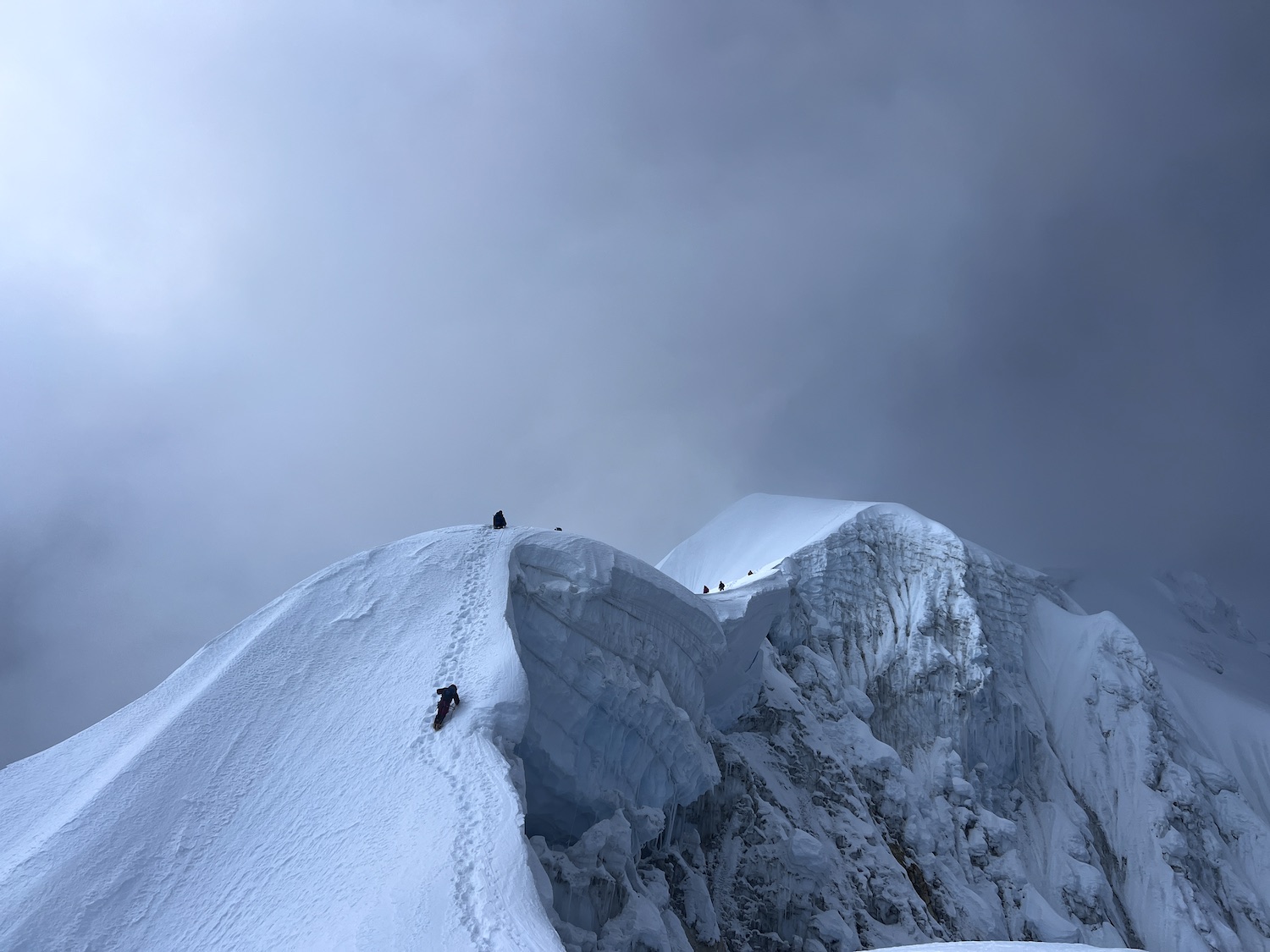 Descente sur l'arête © Valentin Ravkosky