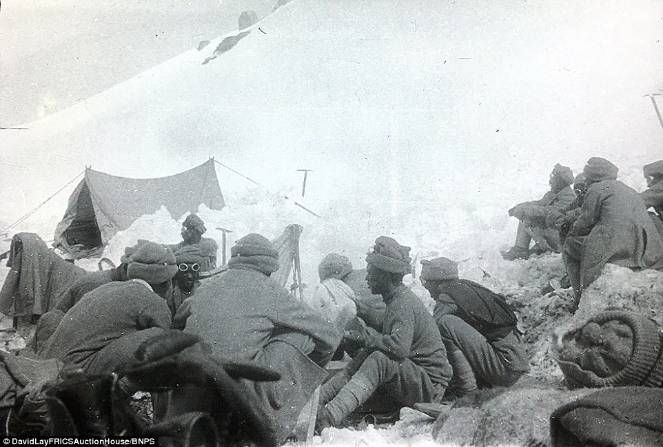 Sherpas dans un camp d’altitude 1930