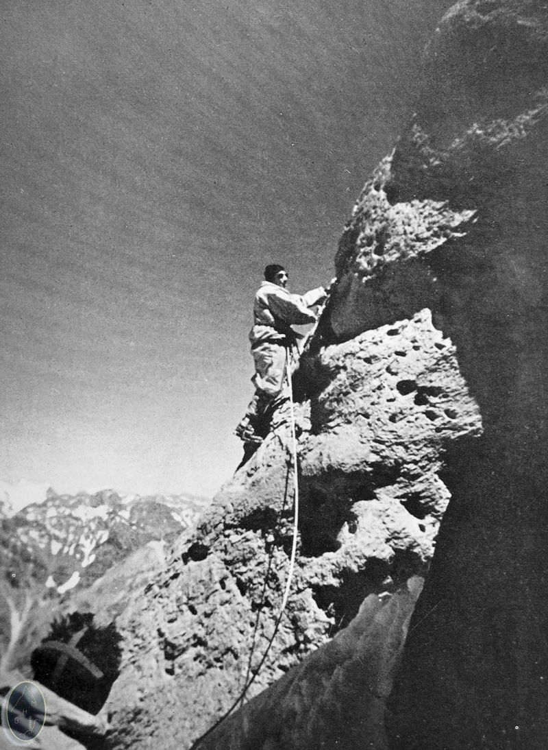 La cordée Paragot-Bérardini au prise avec le rocher délité de la face sud © Archives du GHM