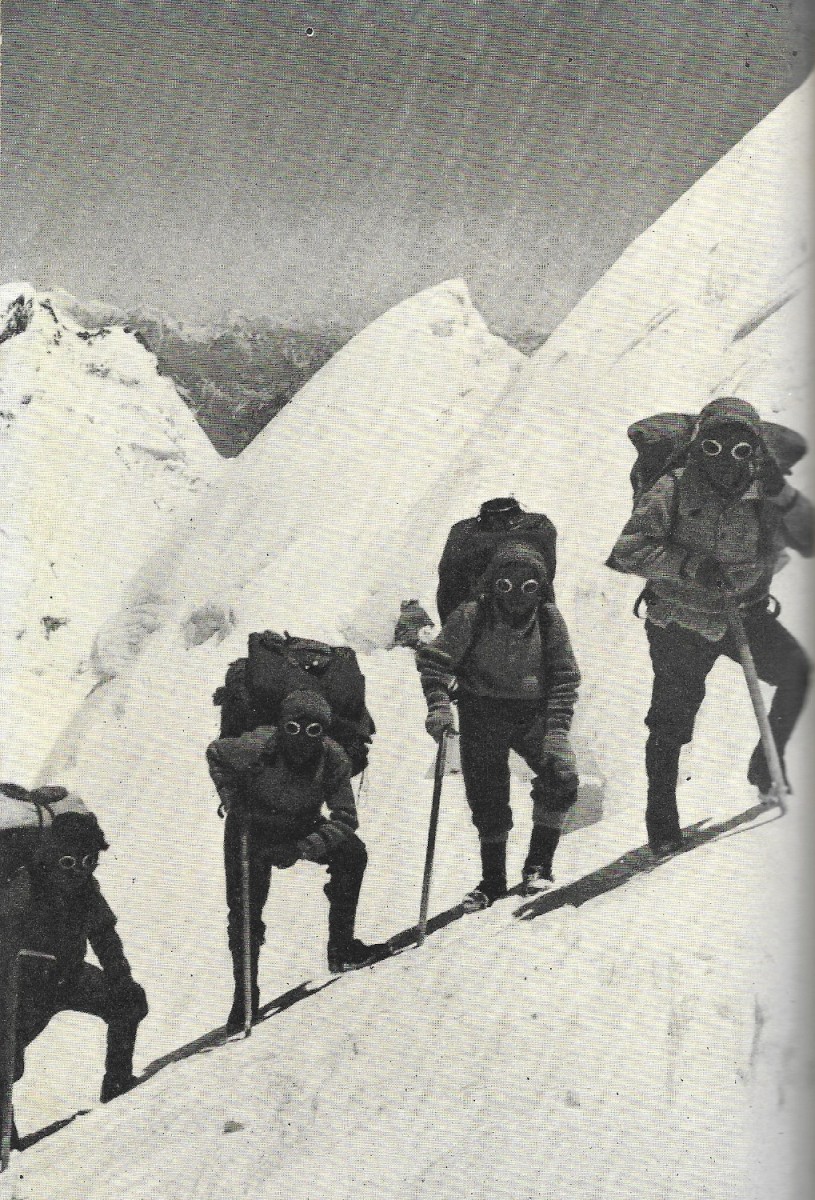 Les Sherpas en route pour le camp V
