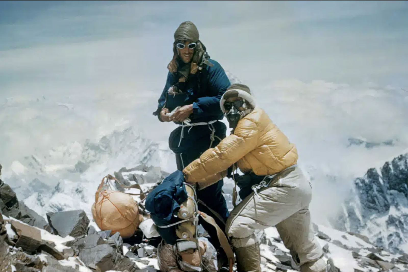 Tensing Norgay et Edmund Hillary au sommet de l'Everest