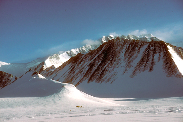 Le mont Vinson est au second plan. Le parcours rejoint la selle neigeuse sur la gauche, puis remonte les pentes sur le versant opposé © Chris Bonington