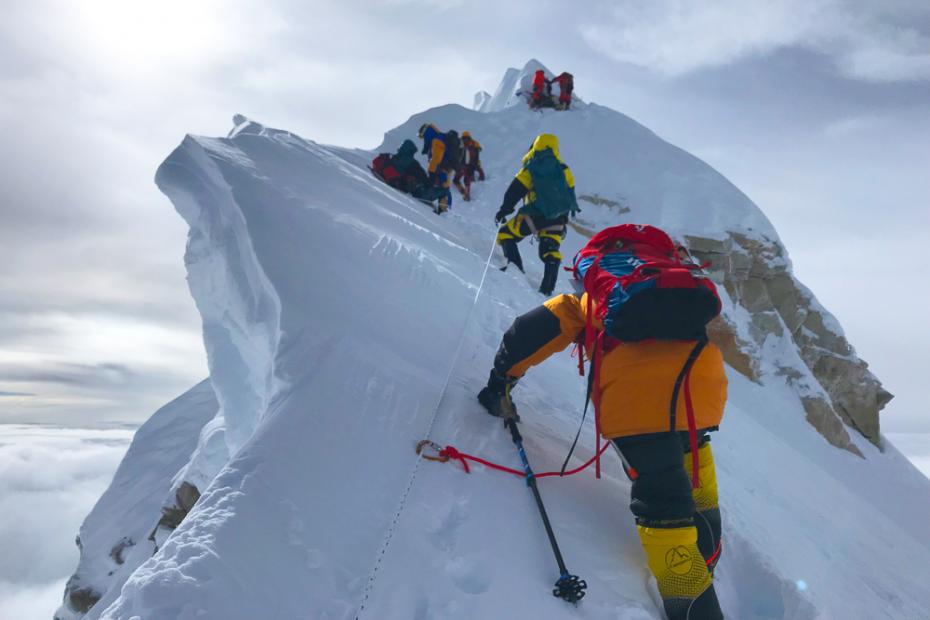 Alpiniste allant vers le sommet du Manaslu au Népal