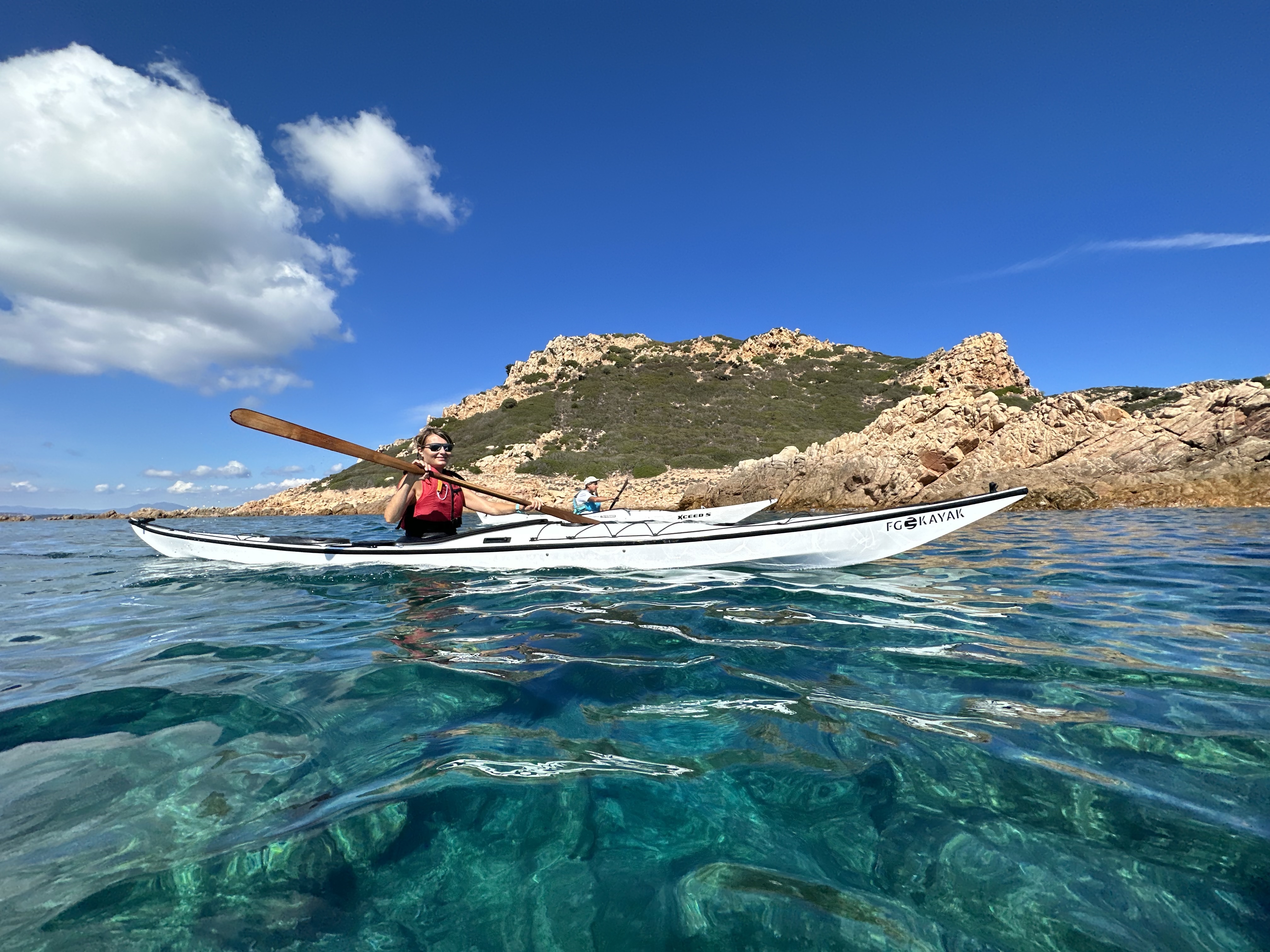 Kayakiste dans les calanques de Marseille