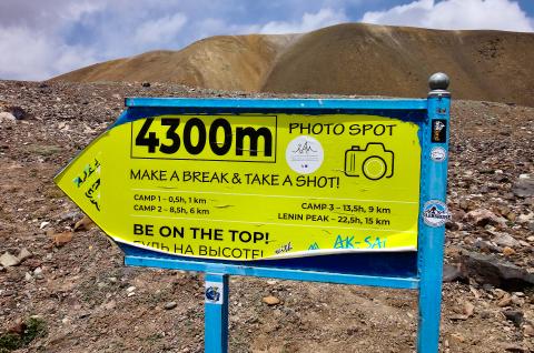 Ascension du pic Lénine à 7135 mètres au Kirghizistan Panneau vers le pic Lénine