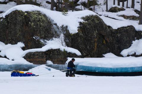 Skieur sur le lac Inari gelé en Finlande
