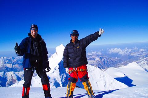Ascensionniste et guide au sommet du Kun en Inde Himalayenne