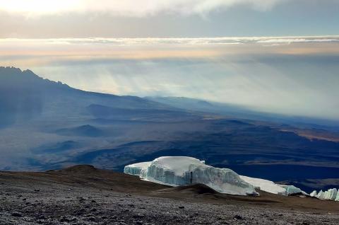 Au sommet du Kilimandjaro à 5895 mètres