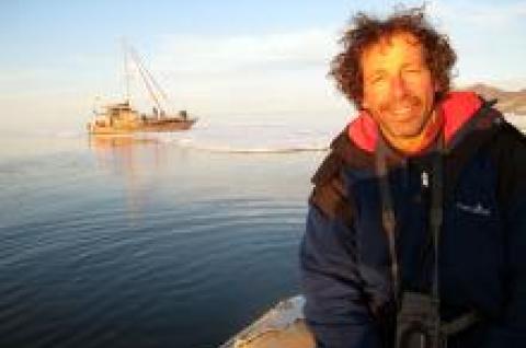 L'explorateur Gilles Elkaïm à bord de l'Arktika en navigation dans les eaux arctiques