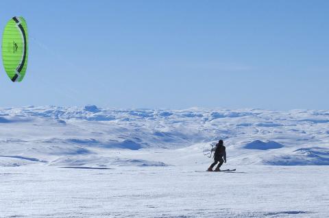 Voyage en Snowkite avec une voile verte en Norvège