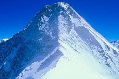 Pénible remontée vers le camp 3 au Kirghizistan Expédition à la pénible remontée vers le camp 3 au Khan Tengri au Kirghizistan