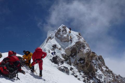 Attente sous l'antécime du Makalu au Népal Ascension du Makalu cinquième 8000 de la planète au Népal