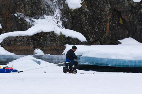 Skieur sur le lac Inari gelé en Finlande Expédition polaire sur le lac Inari en Finlande