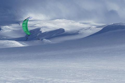 Snowkiteur en Norvége Snowkiteur sur les hauts plateaux Norvégiens