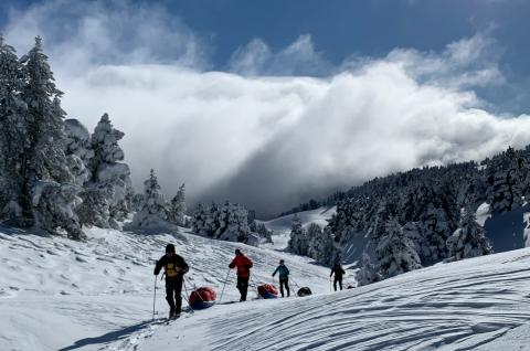 Ski de randonnée nordique en traversée sous la mer de nuages dans le Jura suisse