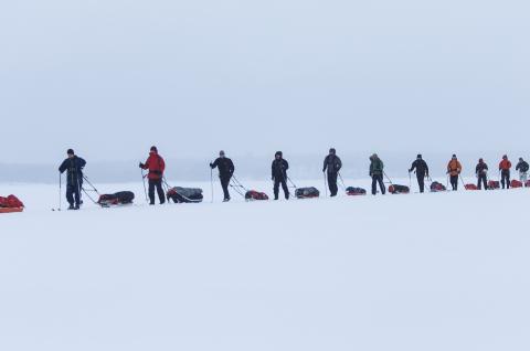 Skieurs sur la glace du lac inari en Finlande