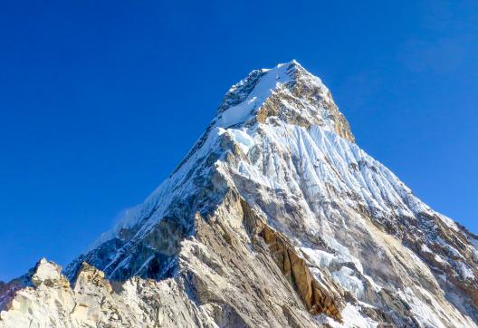 Ascension de l'Ama Dablam et sa pyramide sommitale