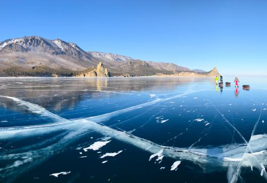 Expédition sur le lac Baïkal vaste et gelé
