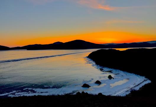 Voyage d'aventure et coucher de soleil au lac Baïkal