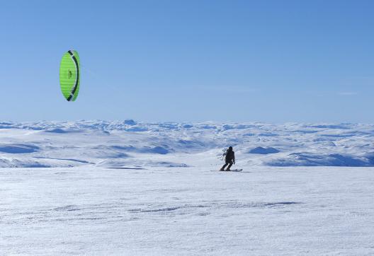 Voyage en Snowkite avec une voile verte en Norvège