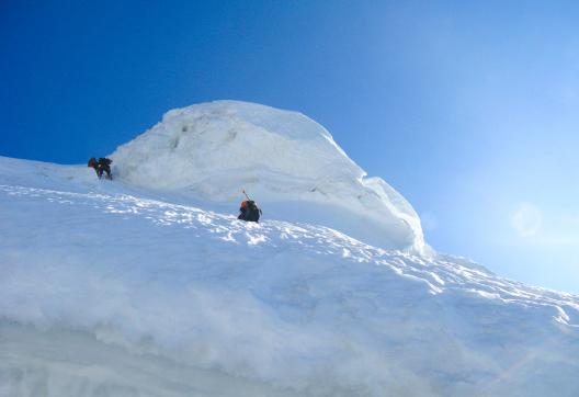 Alpinisme au sérac entre le camp 2 et 3 du pic Communisme