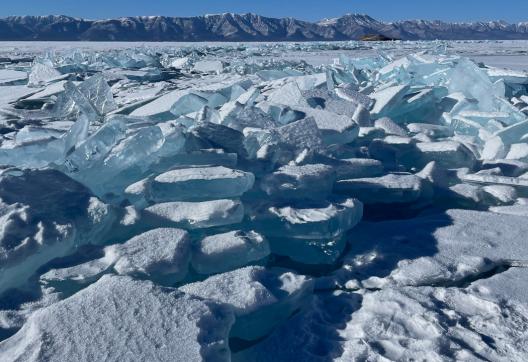 Crêtes de compression sur le lac Khövsgöl en Mongolie