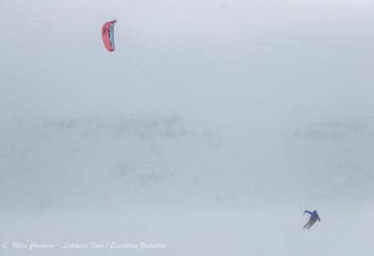 Snowkiteur en Norvége Snowkiteur dans le blizzard à Finse