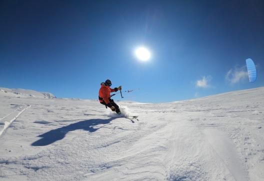 Snowkiter un jour de poudreuse en France