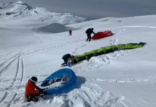 Kiteurs dépliant leurs voiles en France