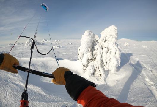 Kiteurs pilotant sa voile en France