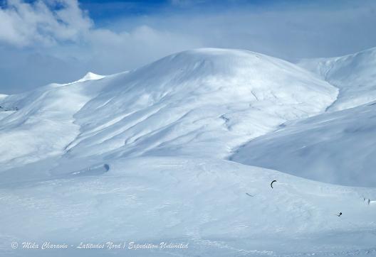 Snowkiteur en montagne dans les Alpes