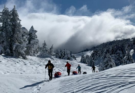 Entraînement à ski et pulka face à la mer de nuages dans le Parc Jura vaudois