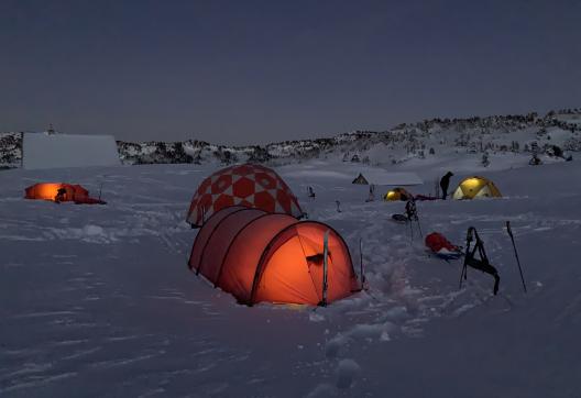 Nuit sous tentes éclairées au bivouac de la Combe des Amburnex