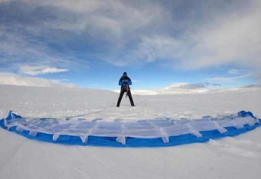 Aventure avec un guide snowkite lors du déploiement de voile sur le plateau du Hardangervidda