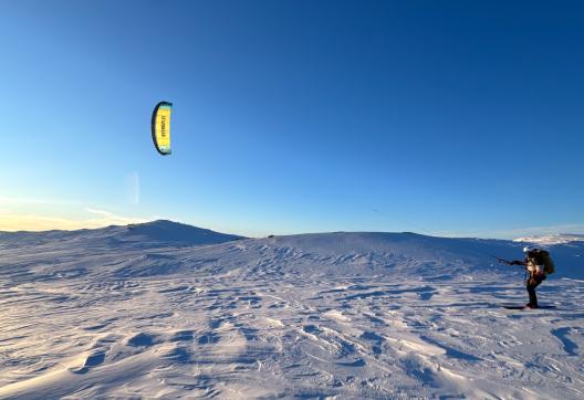Découverte snowkite avec voile dorée au lever du jour dans le Sud de la Norvège hiver