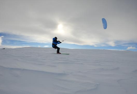Virée en snowkite avec glisse à contre-jour près du lac de Finsevatnet