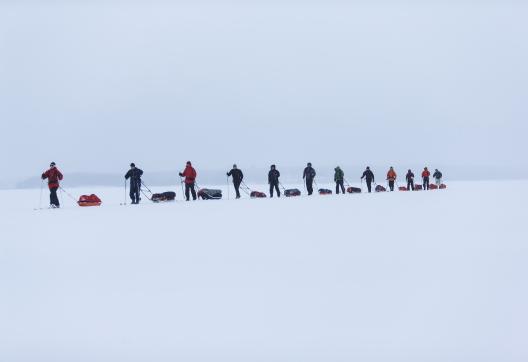 Skieurs sur la glace du lac inari en Finlande