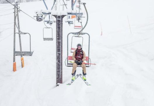 Ski freeride avec remontée mécanique dans une station enneigée d’Hokkaido