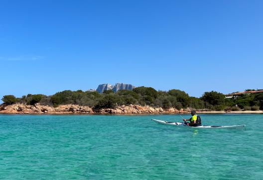 Expédition en kayak de mer vers une crique turquoise sur la côte nord-est de la Sardaigne en Italie