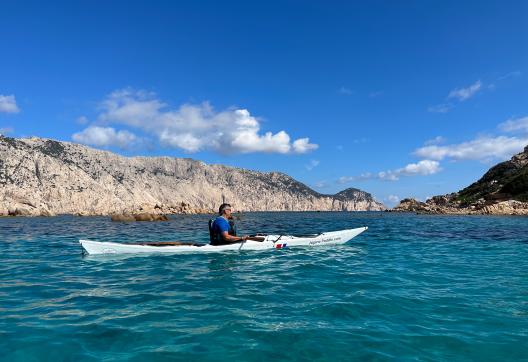 Navigation en kayak de mer sous les falaises de Tavolara sur la côte nord-est de la Sardaigne