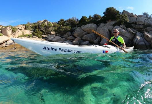 Voyage nature en kayak de mer dans les eaux cristallines de l’archipel de La Maddalena en Sardaigne