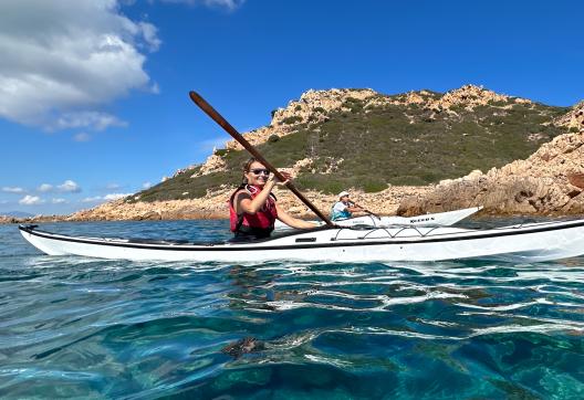 Expédition en kayak de mer le long des côtes rocheuses de la Sardaigne entre granites et eaux turquoise