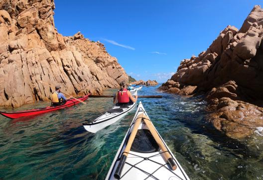 Navigation en kayak de mer dans un passage granitique de l’archipel de La Maddalena en Italie