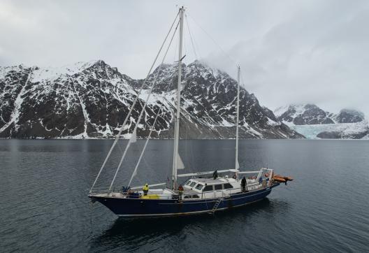 Voilier à l'ancre dans le fjord van mijenfjorden au svalbard