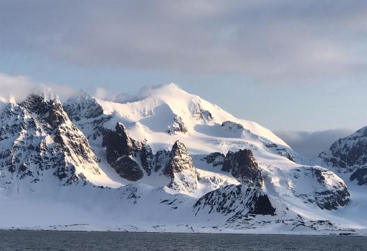 glacier et sommet au Svalbard