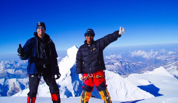 Ascensionniste et guide au sommet du Kun en Inde Himalayenne Ascensionniste et guide au sommet du Kun en Inde Himalayenne