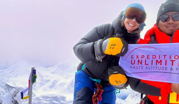 Cliente et son sherpa au sommet de l'Himlung Himal