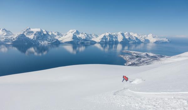 Skieur une montagne en Norvège au dessus de la mer 