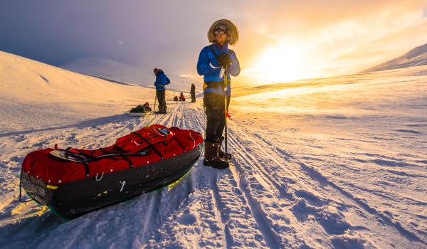 Voyage d'aventure et participant en ski pulka au Spitzberg