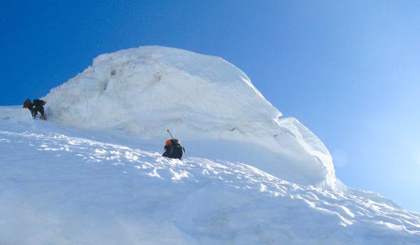 Alpinisme au sérac entre le camp 2 et 3 du pic Communisme